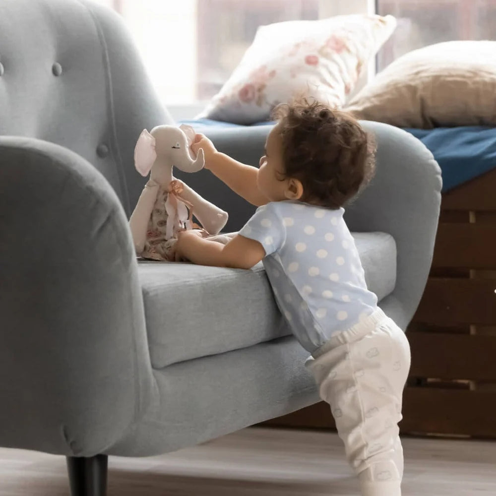 Kleines Kind mit gemischten Wurzeln spielt zu Hause.