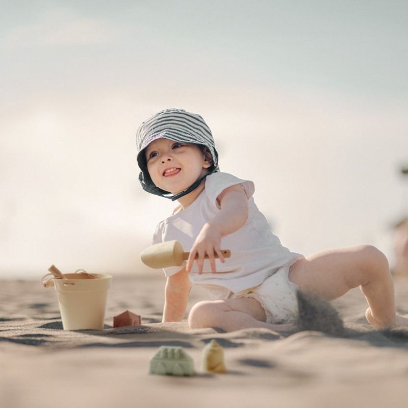 Moonkie.de-Silikon-Strandspielzeug-Set (Beige)-Luxe Box Geschenkset-BT-06-3